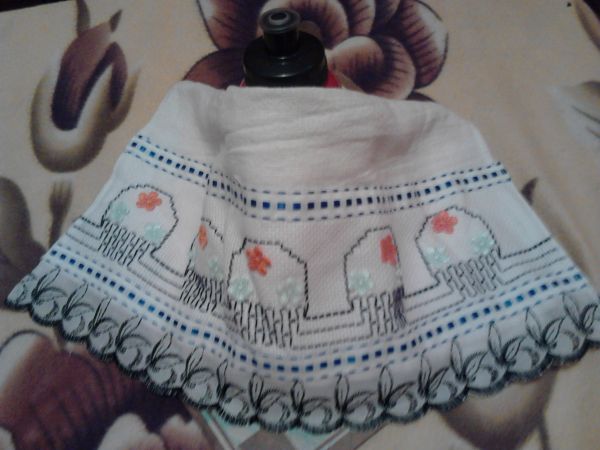 Pano de Prato Bordado em Vagonite Vasinho com Enfeite Floral