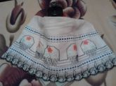 Pano de Prato Bordado em Vagonite Vasinho com Enfeite Floral